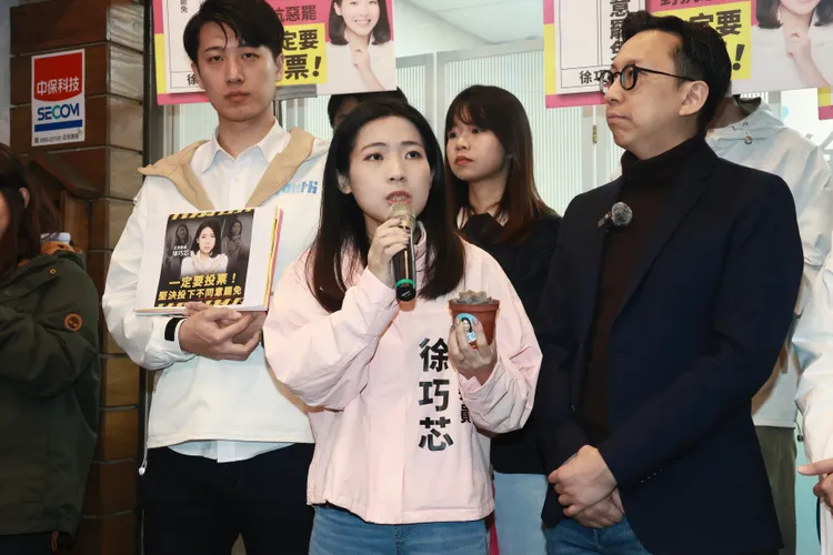 國民黨副發言人鄧凱勛(左起)、立委徐巧芯、葛如鈞ㄧ同出席記者會。彭欣偉攝