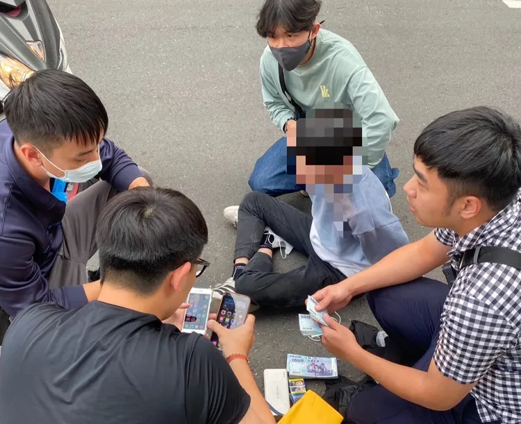 警方當場逮捕車手。翻攝畫面