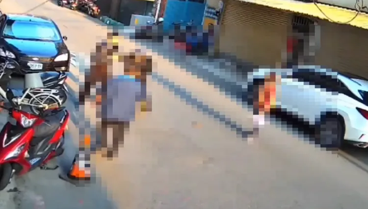 雜貨店老闆聞訊上前拉開兩人。翻攝照片