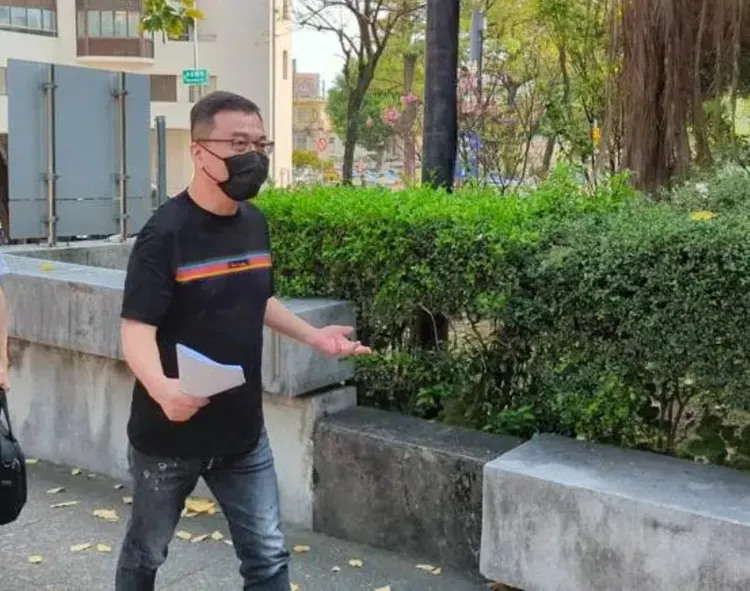 陳政谷一身輕裝到台中地院報到。翻攝照片