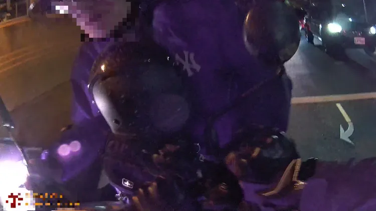 邱姓通緝犯逃逸時被警方逮捕。民眾提供