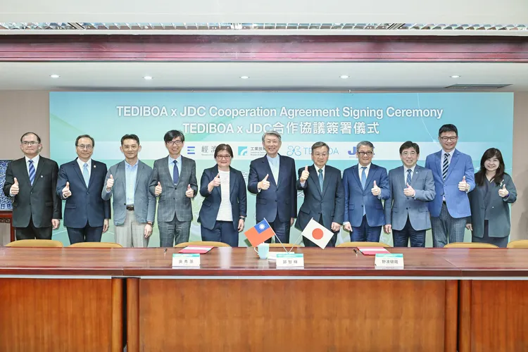 工研院在台灣卓越無人機海外商機聯盟（TEDIBOA）所扮演的角色，包括協助發展無人機技術及補足產業缺口、切入供應鏈，以及促成國內產業與國際企業商機媒合，此次也促成臺日簽署合作備忘錄。圖左起為工研院副院長胡竹生、漢翔航空工業公司無人機計畫主持人林南助、經濟部產業發展署組長郭肇中、經濟部產業技術司司長邱求慧、台灣卓越無人機海外商機聯盟（TEDIBOA）協同主席吳秀蕙、經濟部部長郭智輝、日本無人機聯盟（Japan Drone Consortium；JDC）理事長野波健藏、經濟部國際貿易署署長劉威亷、工