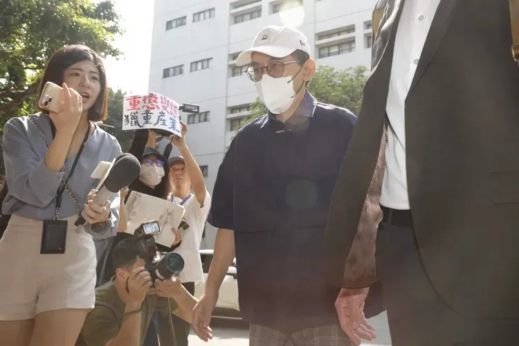 黃子佼昨日走進高院開庭，民眾高舉「重懲變態 戀童產業」標語。彭欣偉攝