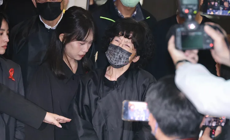 陳佩琪痛哭外也高喊「政治干預司法  司法迫害人權」似對政府表達沉痛抗議。莊宗達攝