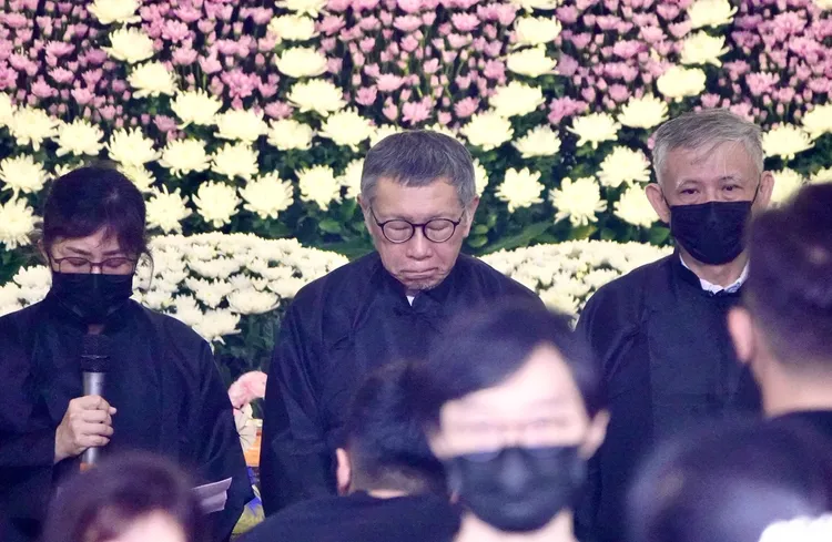 柯文哲著孝服現身家祭現場，自責自己一把年紀還讓父妻擔心。莊宗達攝