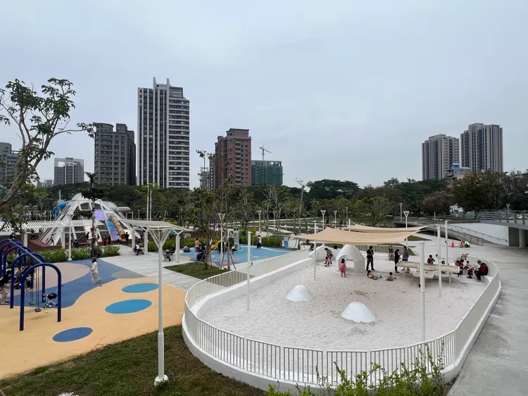 目前高雄大學生活圈預售屋房價落在成交3字頭末到4字頭出，但整體交易量慢，今年1月到2月10日預售屋均價出現略為下跌。葉家銘攝