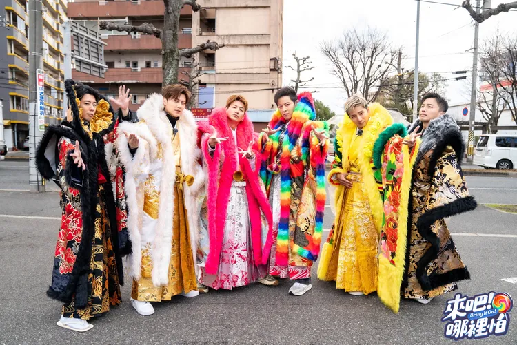 小杰（左起）、王子、威廉、敖犬、小煜、阿緯等身著特色服裝參加「最狂成人禮」。TVBS提供