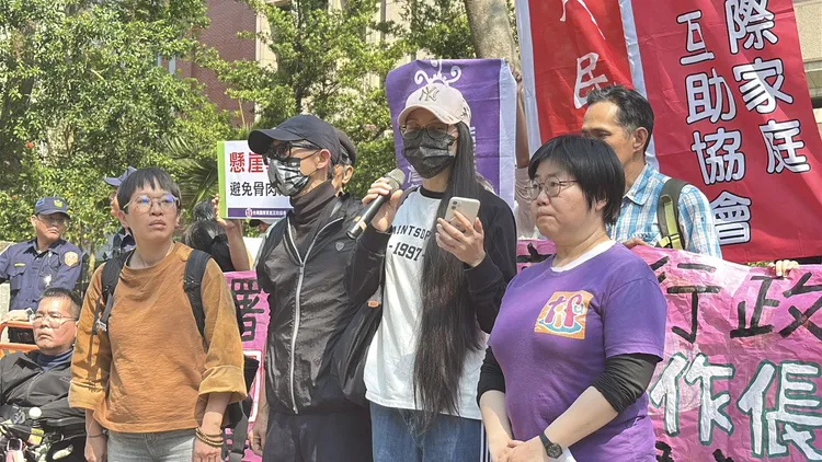 中配亞亞在內政部前開記者會。彭欣偉攝