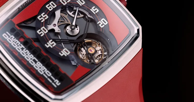 豪朗時LINER SERIES 3，43mm，緞面磨砂和拋光不鏽鋼錶殼，鏤空鍍銠黃銅錶盤，紅色橡膠錶帶，D50自動上鏈機械機芯，動力儲存72小時，防水深度100米，全球限量28只，228萬元。品牌堤提供