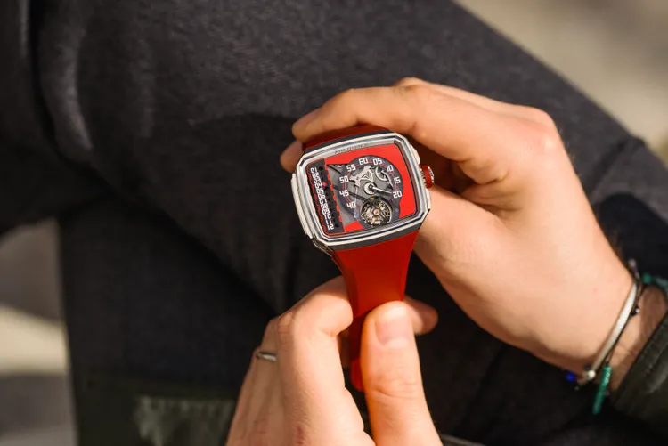 豪朗時LINER SERIES 3，43mm，緞面磨砂和拋光不鏽鋼錶殼，鏤空鍍銠黃銅錶盤，紅色橡膠錶帶，D50自動上鏈機械機芯，動力儲存72小時，防水深度100米，全球限量28只，228萬元。品牌堤提供