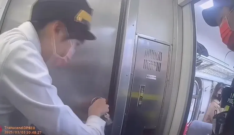 莊男一度反鎖在廁所內，台鐵人員強行開門。翻攝畫面