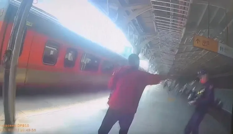 莊男被警方請下列車。翻攝畫面