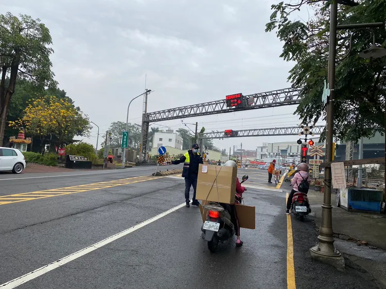 這起事故造成台鐵列車延誤。民眾提供