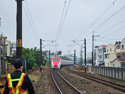 台鐵新市段有人站鐵軌旁!普悠瑪煞不及 6旬男身亡火車大誤點