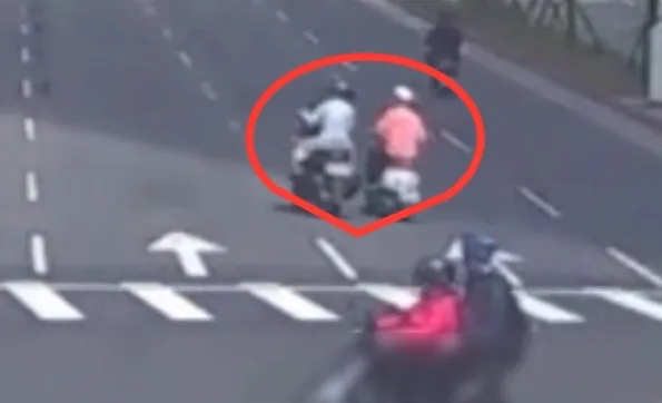 許男後座載著妻子騎車與古男(橘衣)互不相讓，進而發生行車糾紛大打出手。翻攝畫面