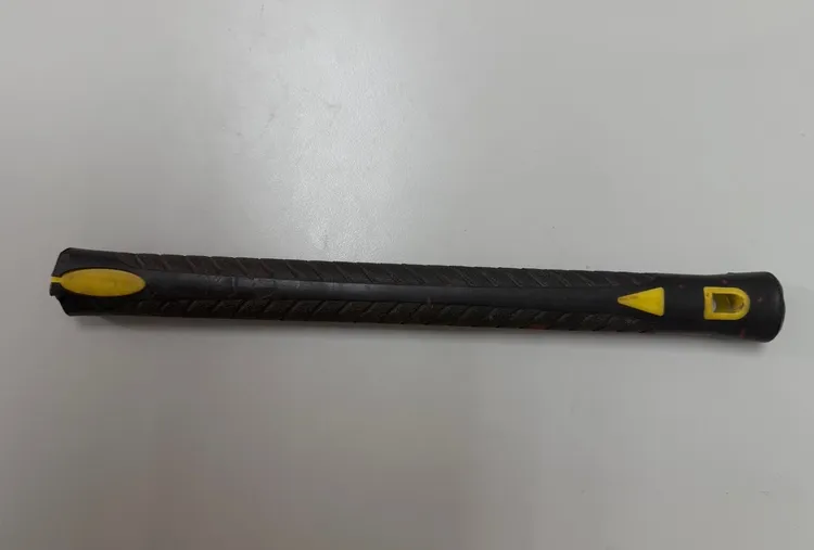 古男持安全帽以及塑膠器具(如圖)攻擊許男，導致對方臉部流血送醫包紮。翻攝畫面