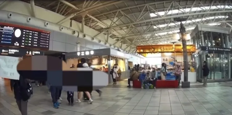 蔡婦還帶來幼童，四處亂跑，警方只好將人帶回。翻攝照片