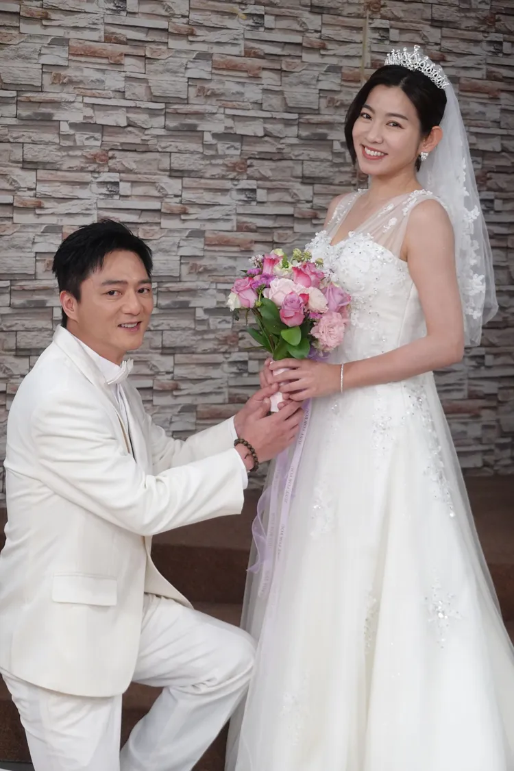 藍葦華（左）戲裡下跪向米可白求婚。民視提供