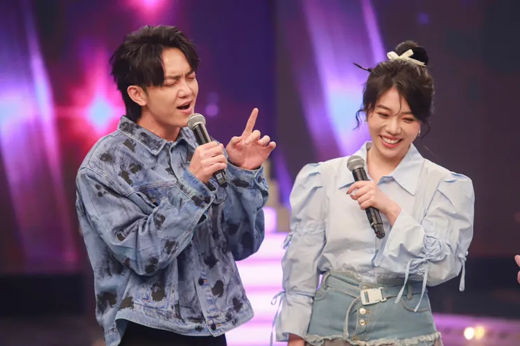 郭忠祐（左）模仿蔡家蓁破音的一段歌聲。民視提供