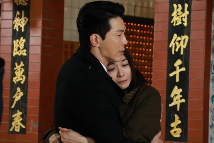 江祖平（右）戲裡為黃少祺癡迷，做盡壞事。三立提供