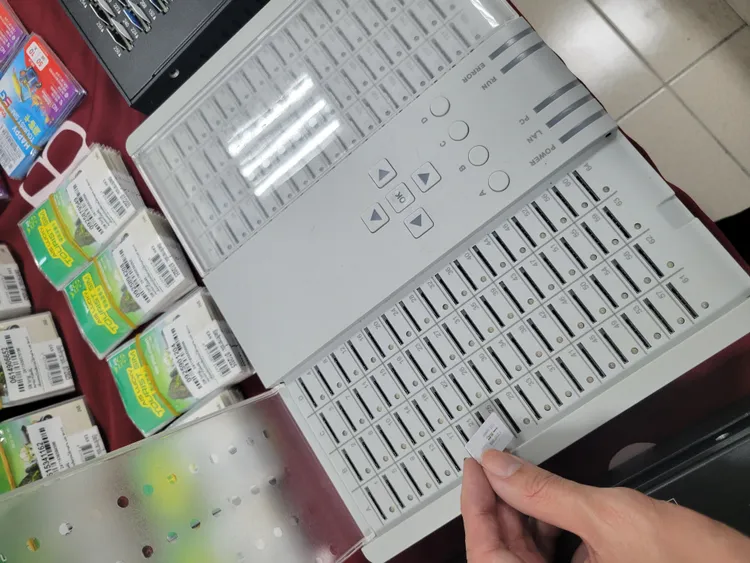 莊嫌等人成立「勤指中心」遙控卡池機房成員測試門號、對接通訊及抽換各國SIM卡。調查局提供