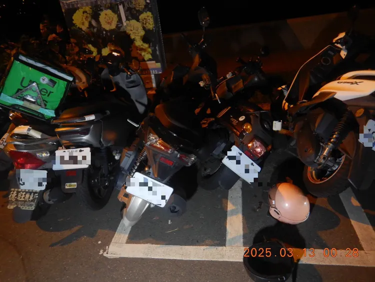 共有23輛機車被撞倒受損。民眾提供