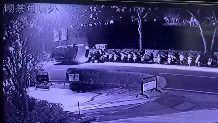 自小客車輾過機車後翻覆。民眾提供