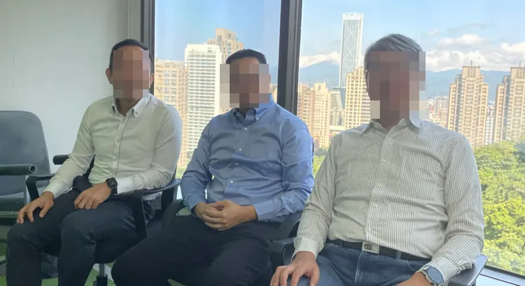 雲云科技董事長曾志新（左一）持刀砍死梁姓技術長（右一）。翻攝技術長部落格