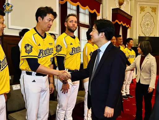 王建民太强！生涯进总统府次数「算不清了」 　已收集5任总统