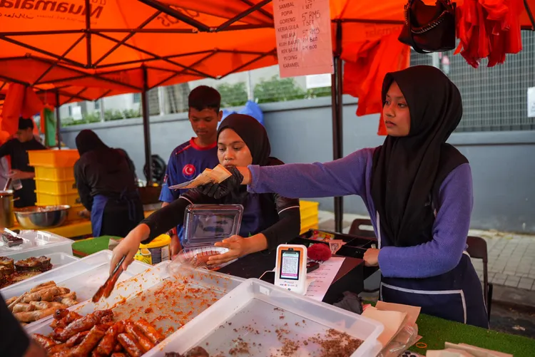 市集現場除了現金交易，大多數攤位也支援信用卡付款。田欣雲攝影