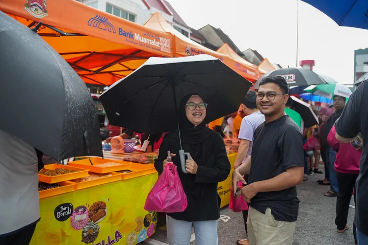 穆斯林們在市集外帶餐點，準備日落後享用。田欣雲攝影