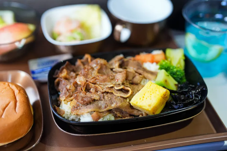 交織炭火香氣與鹹甜醬汁、層次豐富的「胡同炭烤味噌美國牛五花丼」。田欣雲攝影