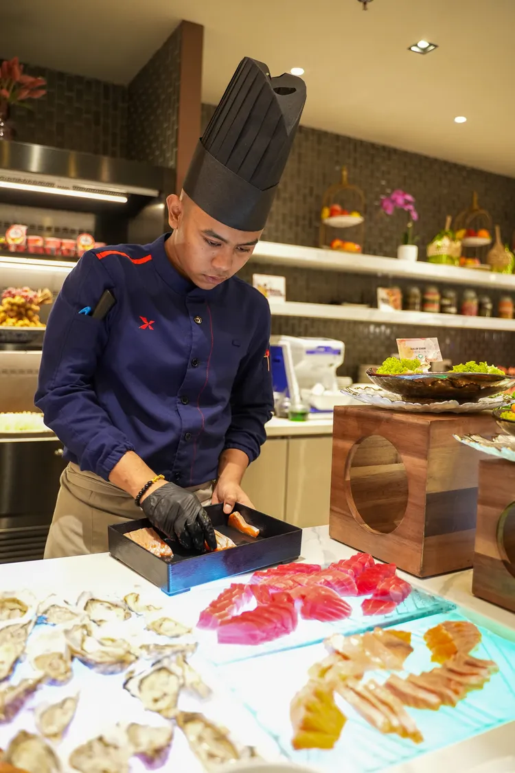 大紅花餐廳自助晚餐菜色豐富，可以吃到生魚片、生蠔、海鮮無限量供應。田欣雲攝影