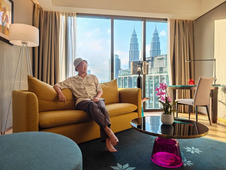 若入住高樓層房型，有機會捕捉到吉隆坡地標「國油雙峰塔」。圖為面積比客房更大的套房房型。田欣雲攝影