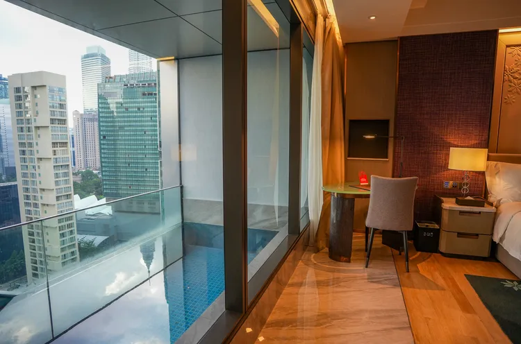 吉隆坡帝國豪華酒店每房都設有私人泳池。田欣雲攝影