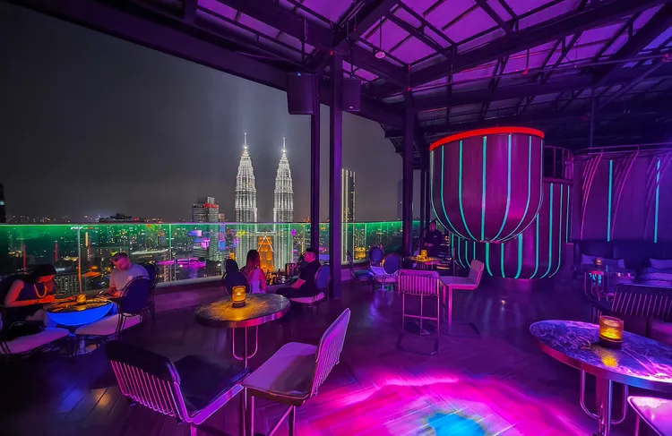 「衛星餐廳和酒吧」夜景璀璨迷人，想來小酌一杯記得提前預訂。田欣雲攝影