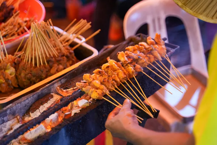 炭火現烤沙嗲香氣四溢。田欣雲攝影