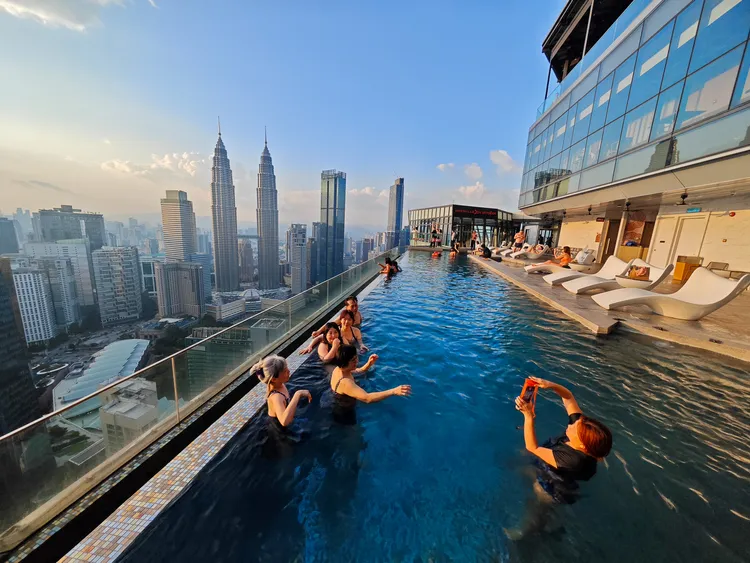 傍晚時分，住客開心地在無邊際泳池合影。田欣雲攝影