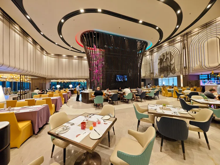 「大紅花餐廳」以自助餐形式供應早餐、午餐及晚餐，亦可單點。田欣雲攝影