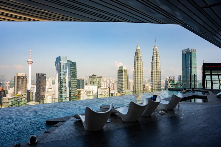 51樓空中無邊際泳池景觀一流。田欣雲攝影