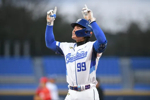 張育成和台美混血大聯盟球星「卡仔」有加IG！　認了「他比我強」