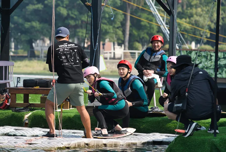 沈春華（左二）首次體驗纜繩滑水，稱刺激好玩。東森綜合提供