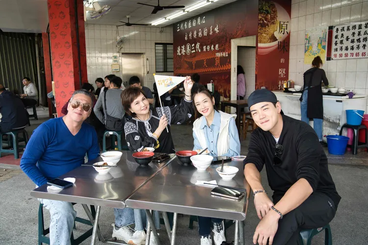 禾浩辰（右起）率楊千霈、沈春華、黃仲崑等品嚐高雄70年老店必比登美食，大家讚不絕口。東森綜合提供