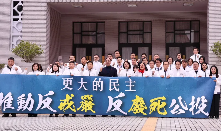 國民黨主席朱立倫今（17日）與國民黨立委們在議場前提出「反戒嚴、反廢死公投提案」。莊宗達攝