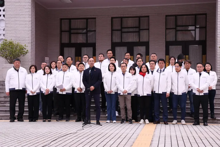 國民黨主席朱立倫今（17日）與國民黨立委們在議場前提出「反戒嚴、反廢死公投提案」。莊宗達攝