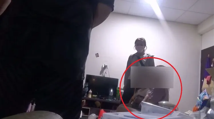 警方搜索住處時，洪女懷中還抱著小孩。民眾提供