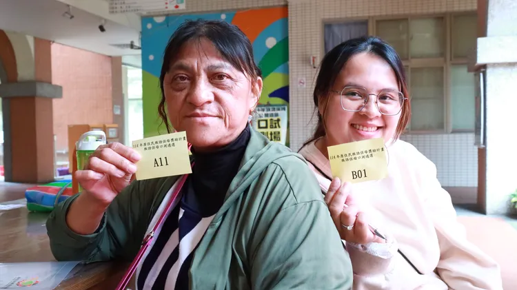 母女都來考證。原民會提供