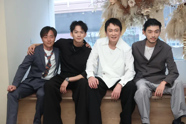 王識賢（右二）很開心看到年輕演員討論表演，左起劉承恩、吳念軒、曾少宗。攝影中心攝