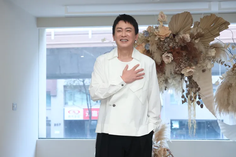 王識賢都會親回粉絲留言。攝影中心攝