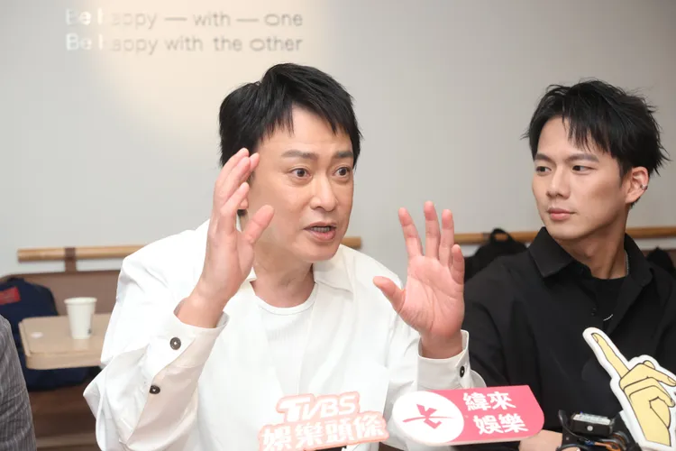 王識賢（左）分享年輕氣盛遭陷害的經歷。攝影中心攝